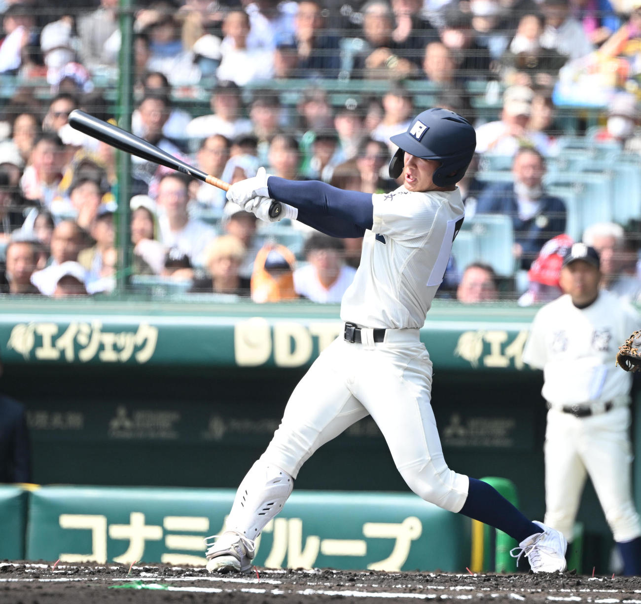 西日本短大付対山梨学院　1回表西日本短大付2死一、三塁、右翼へランニングホームランを放つ安田（撮影・和賀正仁）