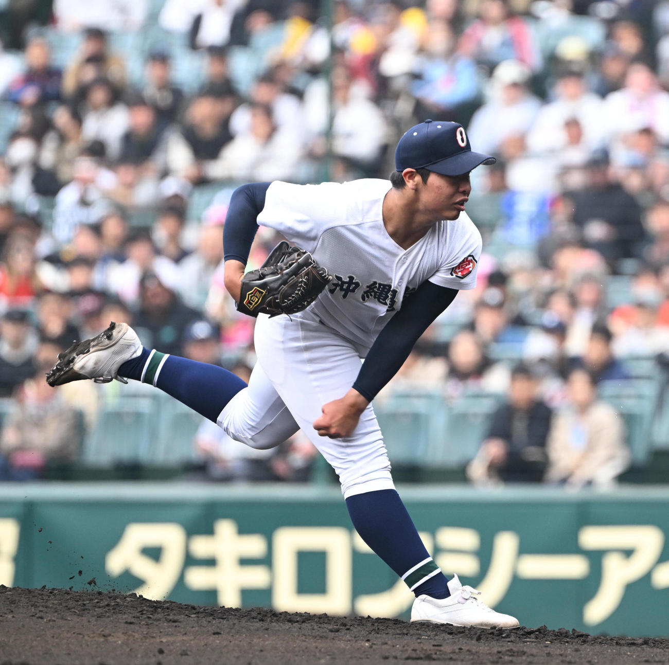 横浜対沖縄尚学、2回から登板する沖縄尚学・末吉（撮影・和賀正仁）