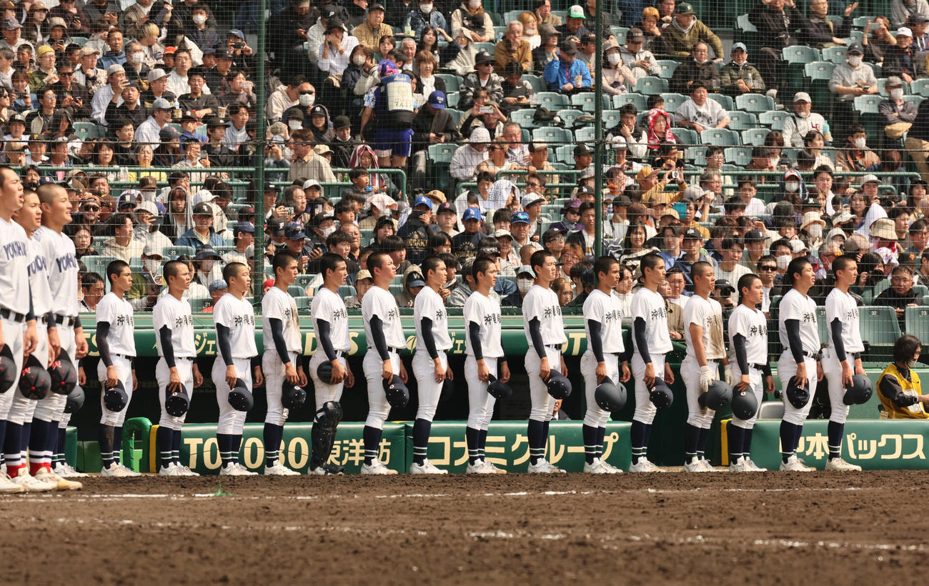 横浜対沖縄尚学　横浜に敗れた沖縄尚学ナイン（撮影・宮崎幸一）
