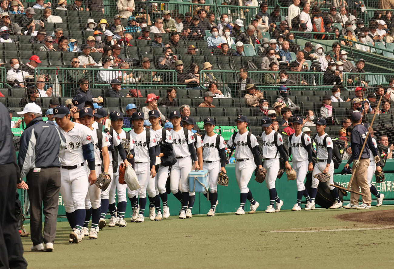 横浜対沖縄尚学　横浜に敗れた沖縄尚学ナイン（撮影・宮崎幸一）