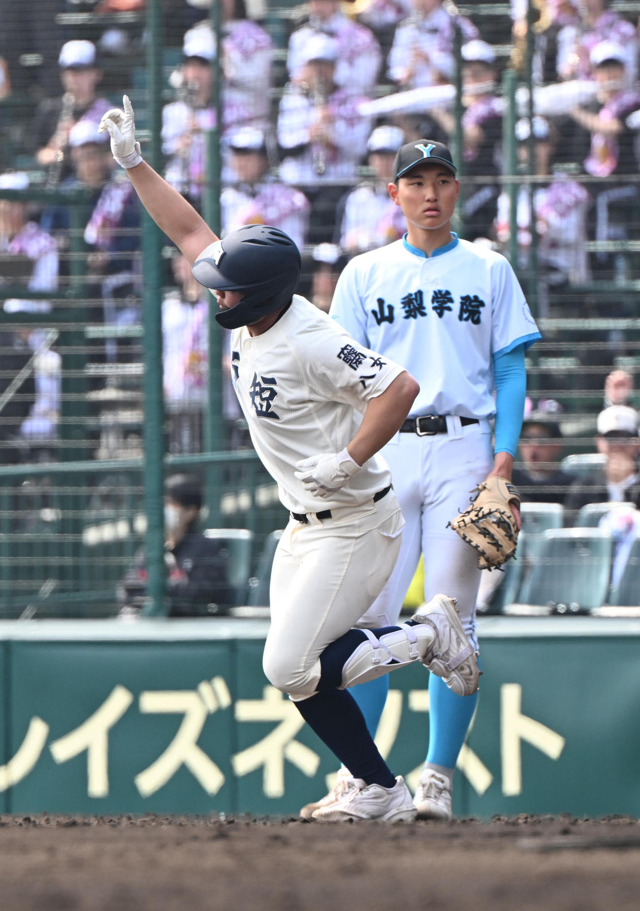 西日本短大付対山梨学院　4回表西日本短大付1死二塁、左越え2点本塁打を放った佐藤はガッツポーズ（撮影・和賀正仁）