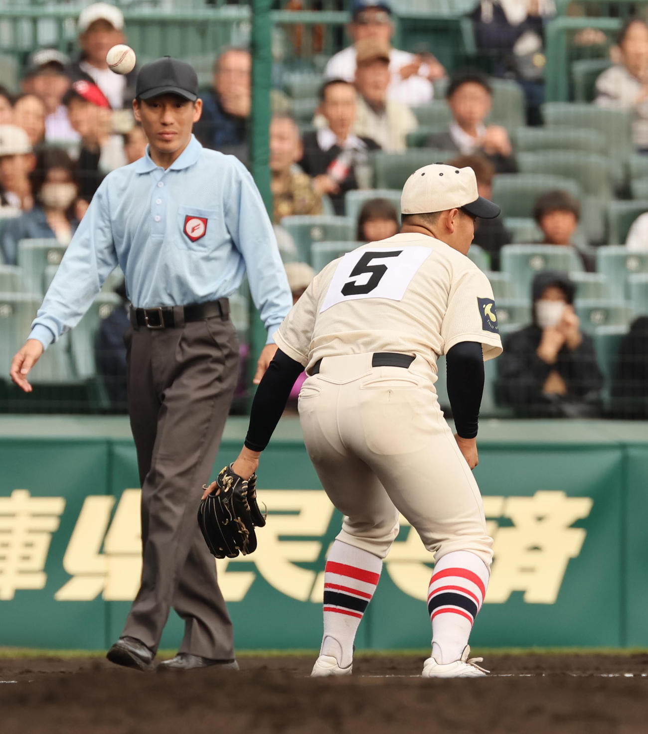 広島商対東洋大姫路　2回表広島商1死一、二塁、渡辺裕は田部の三塁ゴロをはじいて見失う（撮影・宮崎幸一）