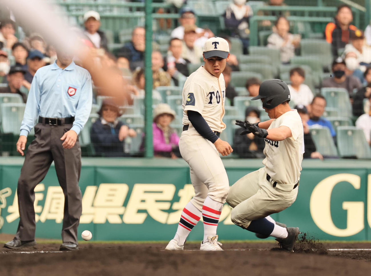 広島商対東洋大姫路　2回表広島商1死一、二塁、渡辺裕は田部の三塁ゴロをはじいて見失う（撮影・宮崎幸一）