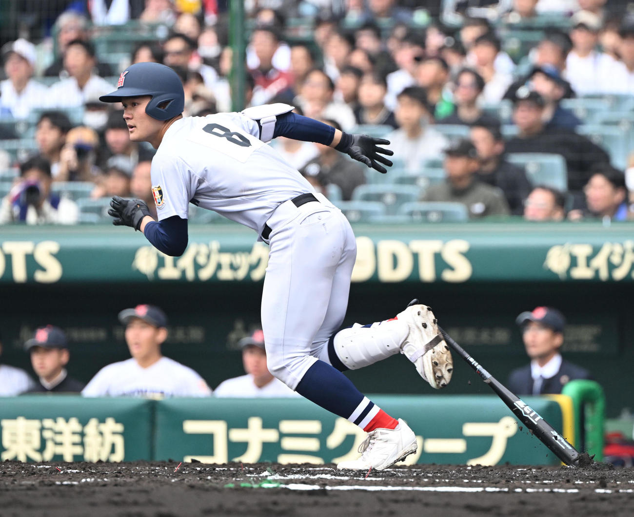 横浜対沖縄尚学、3回表横浜1死二塁、左前適時打を放つ阿部葉（撮影・和賀正仁）