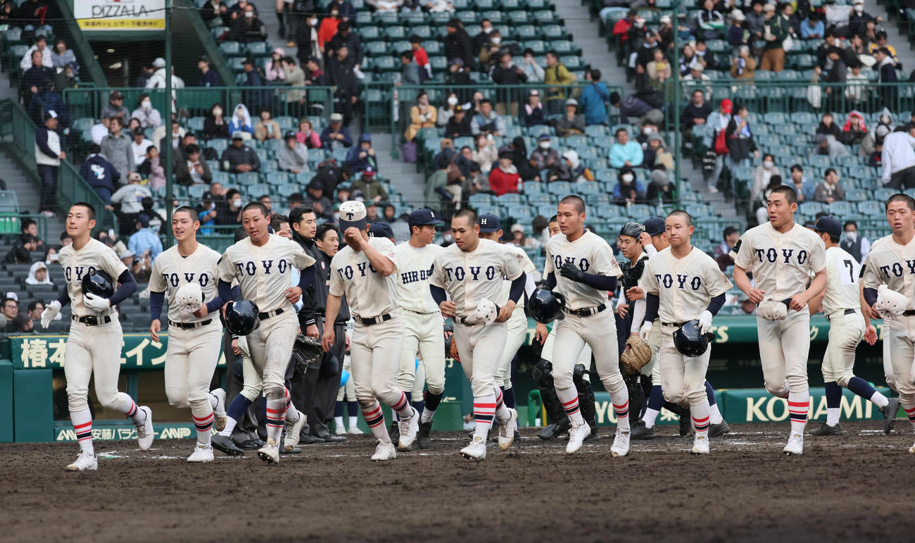広島商対東洋大姫路　敗れて引き揚げる東洋大姫路ナイン（撮影・宮崎幸一）