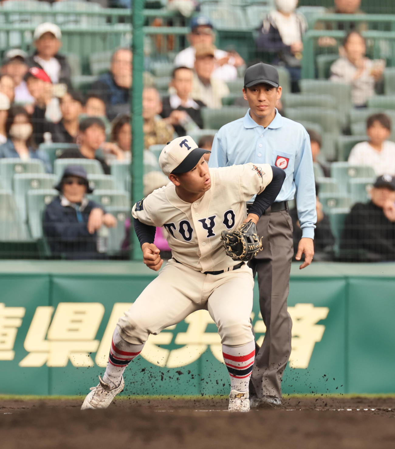 広島商対東洋大姫路　2回表広島商1死一、二塁、渡辺裕は田部の三塁ゴロをはじいて見失う（撮影・宮崎幸一）