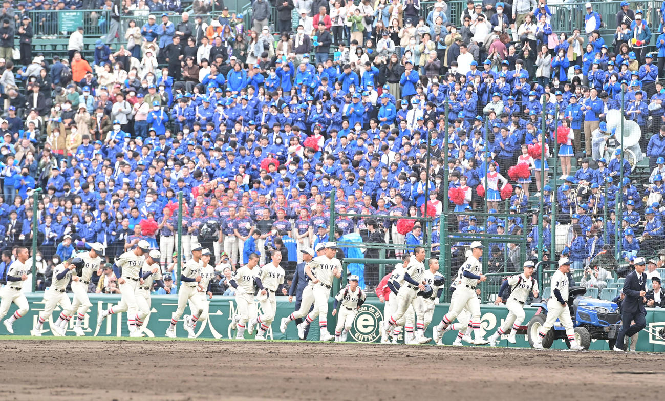 広島商対東洋大姫路　広島商に敗れ引き揚げる東洋大姫路の選手ら（撮影・和賀正仁）