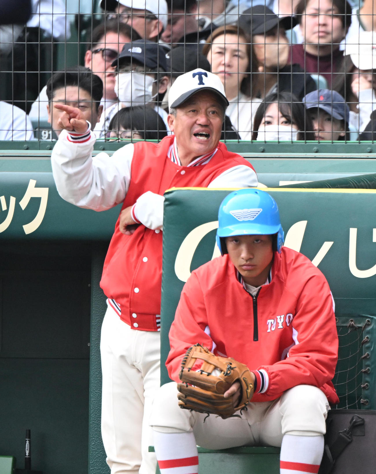 広島商対東洋大姫路　ベンチから指揮を執る東洋大姫路・岡田監督（撮影・和賀正仁）