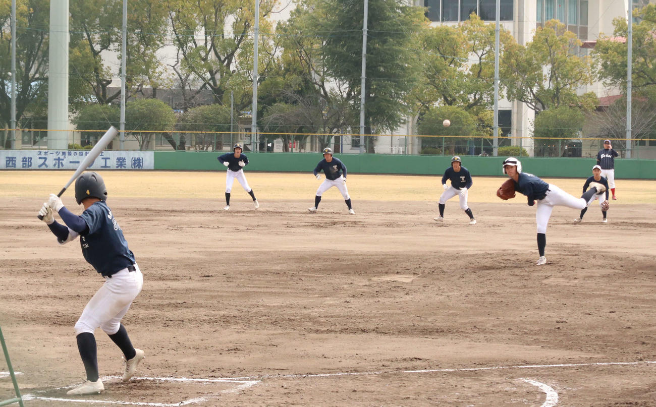 浦和実戦前日練習を行う東海大札幌ナイン。手前は八鍬（撮影・保坂果那）