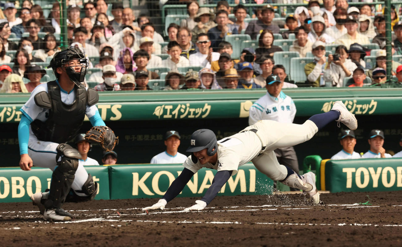 西日本短大付対山梨学院　1回表西日本短大付2死一、三塁、安田は右越え3点ランニング本塁打を放つ（撮影・宮崎幸一）