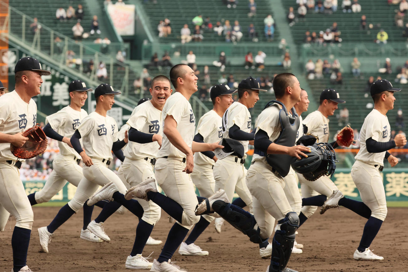 西日本短大付対山梨学院　山梨学院を下し駆けだす西日本短大付ナイン（撮影・宮崎幸一）