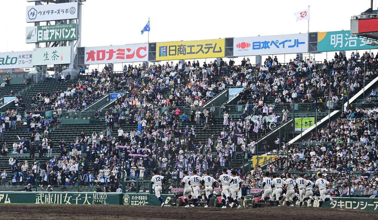 西日本短大付対山梨学院　山梨学院に勝利し応援団に向かい駆け出す西日本短大付の選手ら（撮影・和賀正仁）