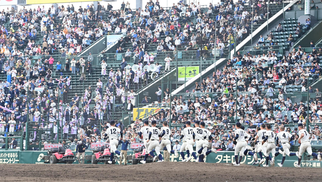 西日本短大付対山梨学院　山梨学院に勝利し応援団に向かい駆け出す西日本短大付の選手ら（撮影・和賀正仁）