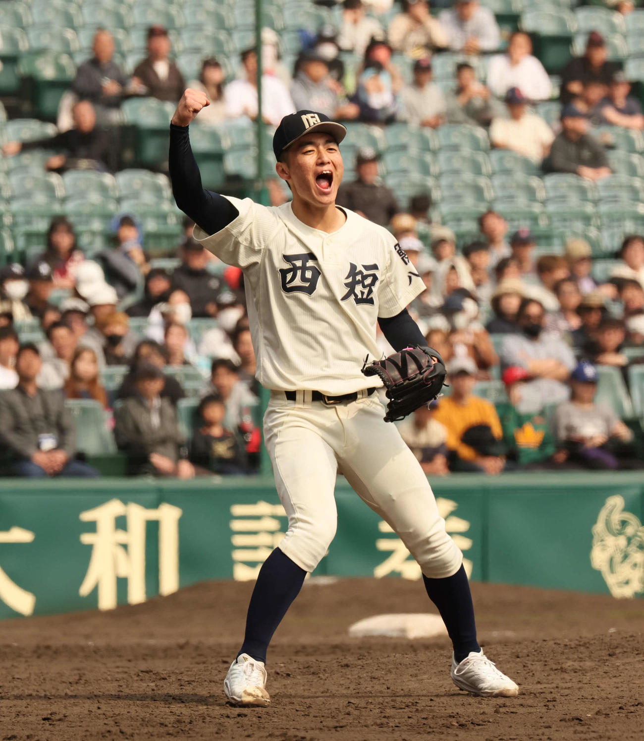西日本短大付対山梨学院　完投勝利を挙げた西日本短大付中野（撮影・宮崎幸一）