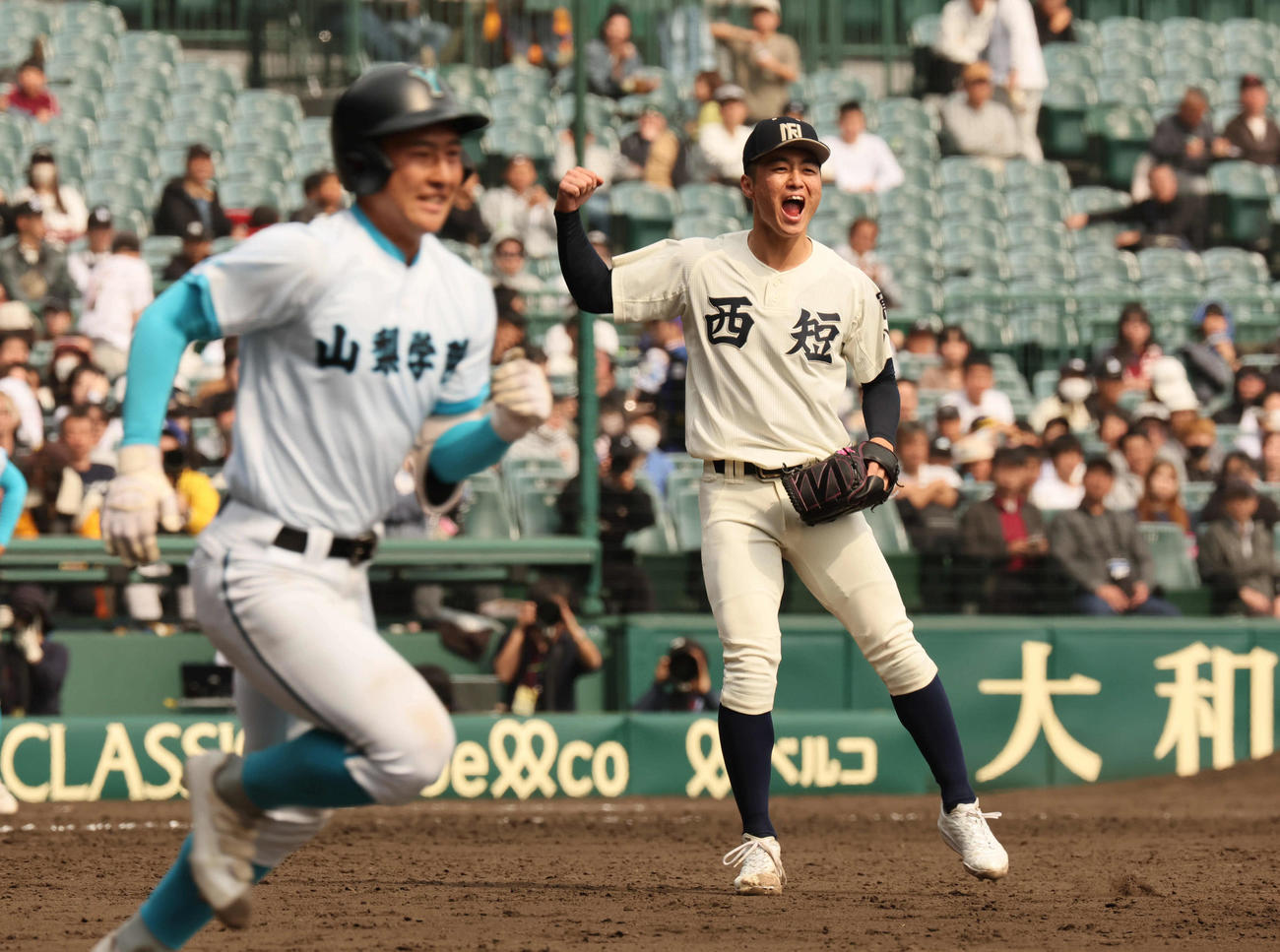 西日本短大付対山梨学院　完投勝利を挙げた西日本短大付中野（撮影・宮崎幸一）