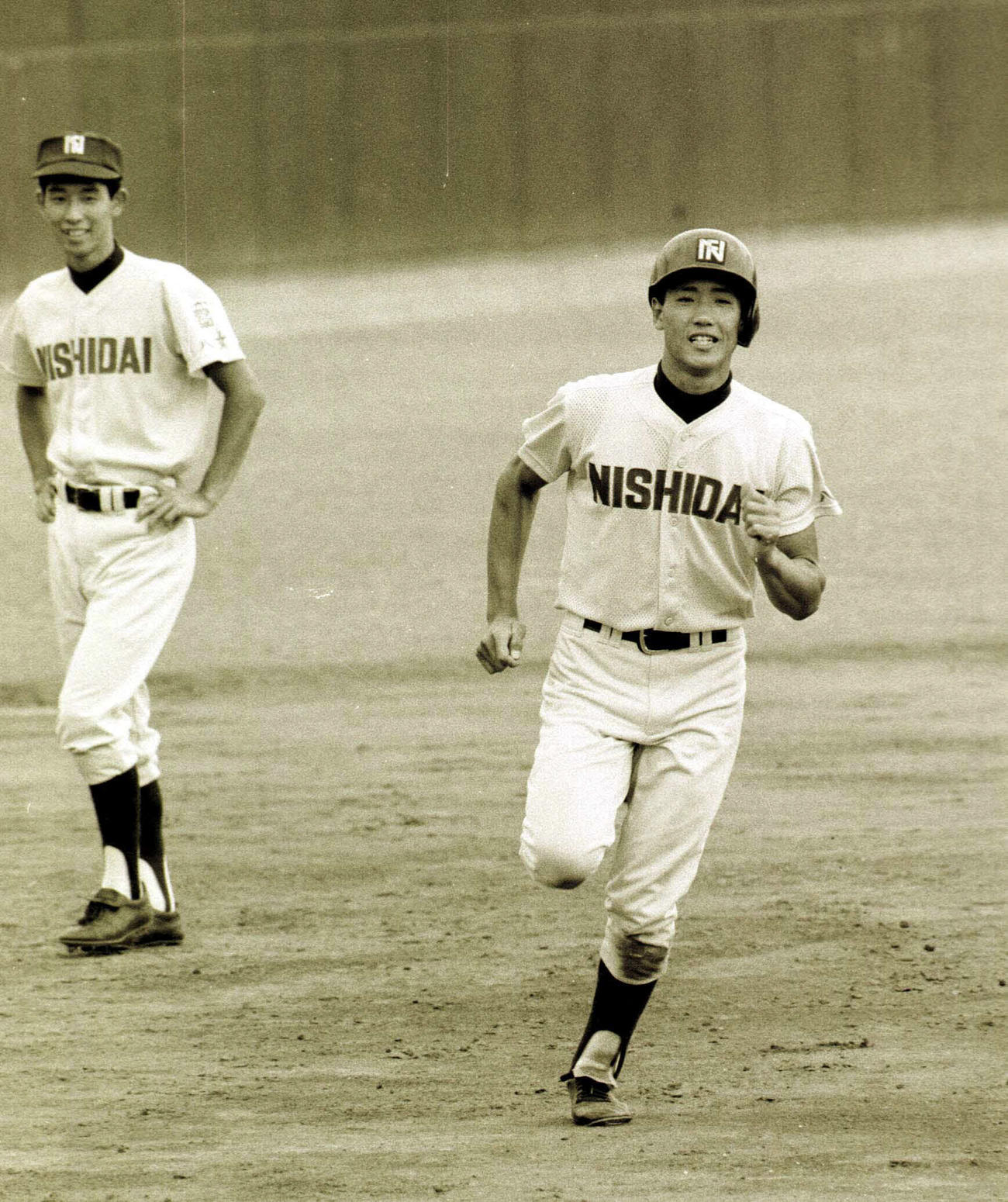 89年7月31日高校野球福岡大会決勝　福岡大大濠対西日本短大付　3回裏西日本短大付1死、新庄（右）は左越えに本塁打を放ちホームに向かう