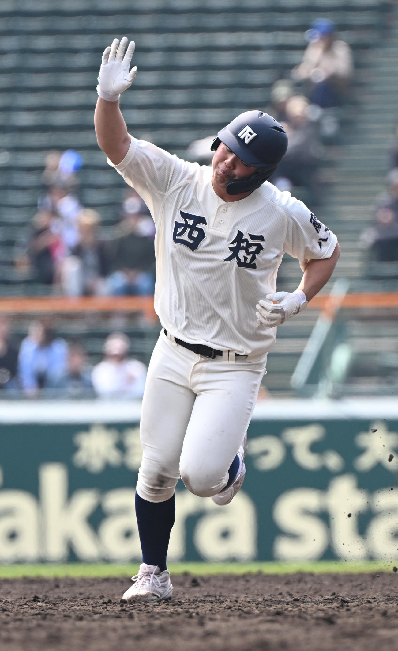 西日本短大付対山梨学院　4回表西日本短大付1死二塁、左越え2点本塁打を放った佐藤はガッツポーズ（撮影・和賀正仁）