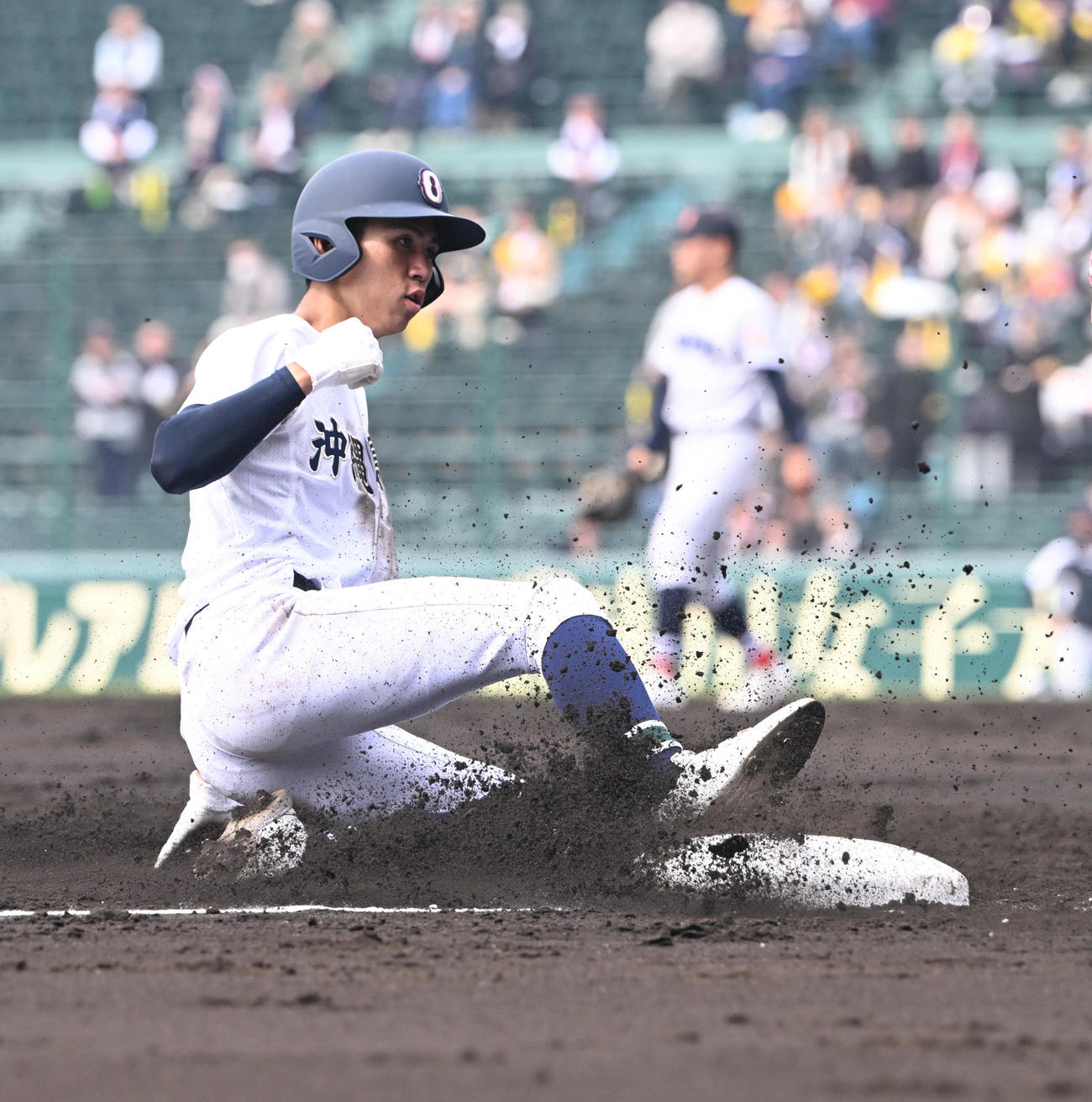 3回裏沖縄尚学2死二塁、中越え適時三塁打を放ち滑り込む比嘉（撮影・和賀正仁）