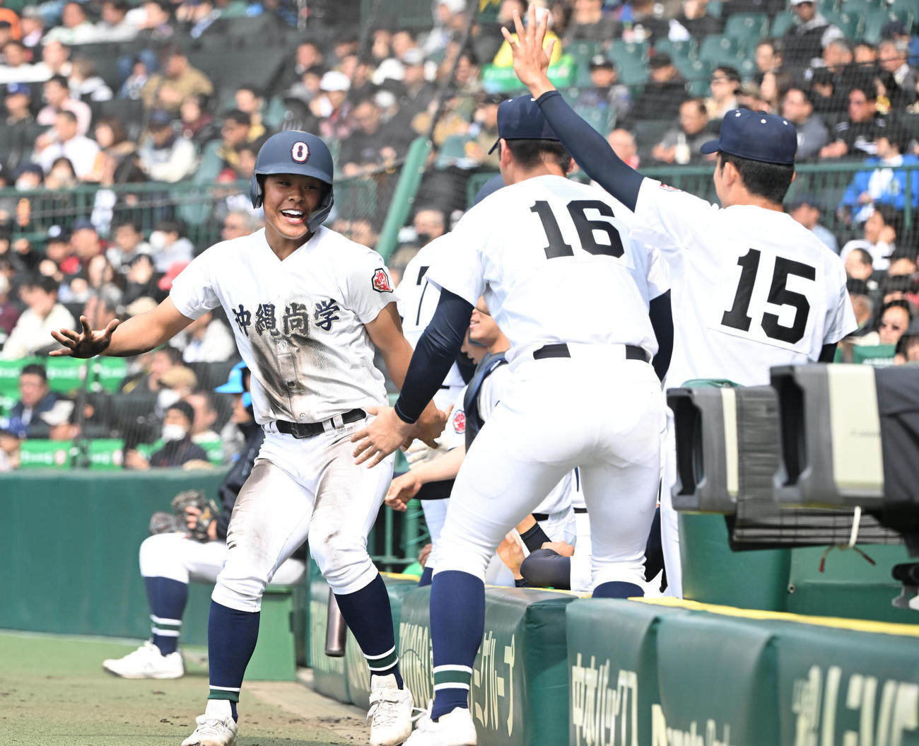 横浜対沖縄尚学、3回裏沖縄尚学2死一、二塁、宜野座の適時打で生還した阿波根裕（左）はナインと喜びあう（撮影・和賀正仁）