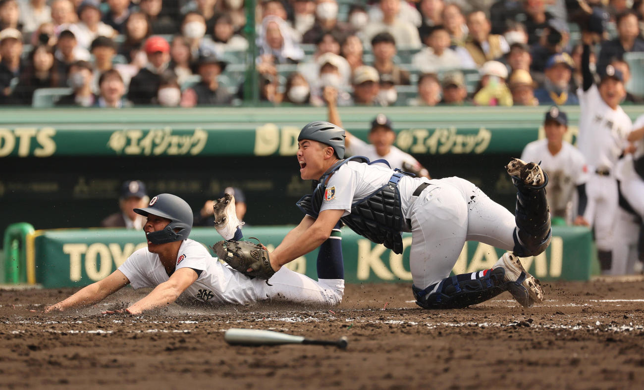 横浜対沖縄尚学　3回裏沖縄尚学2死一、二塁、宜野座の左越え2点適時二塁打で生還する安谷屋（撮影・宮崎幸一）