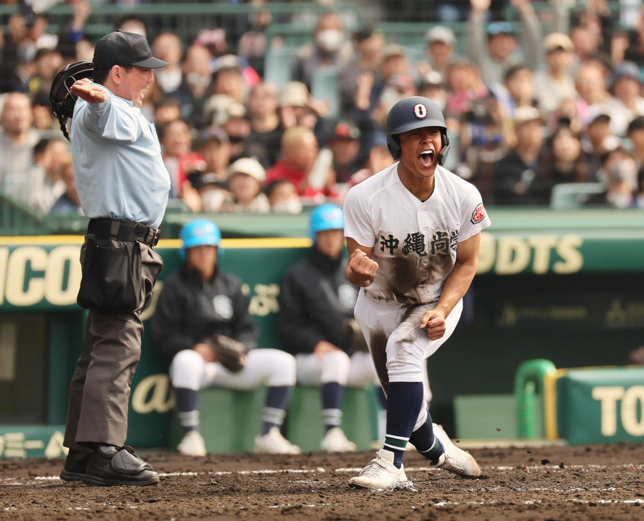 横浜対沖縄尚学　3回裏沖縄尚学2死一、二塁、宜野座の左越え2点適時二塁打で生還する安谷屋（撮影・宮崎幸一）