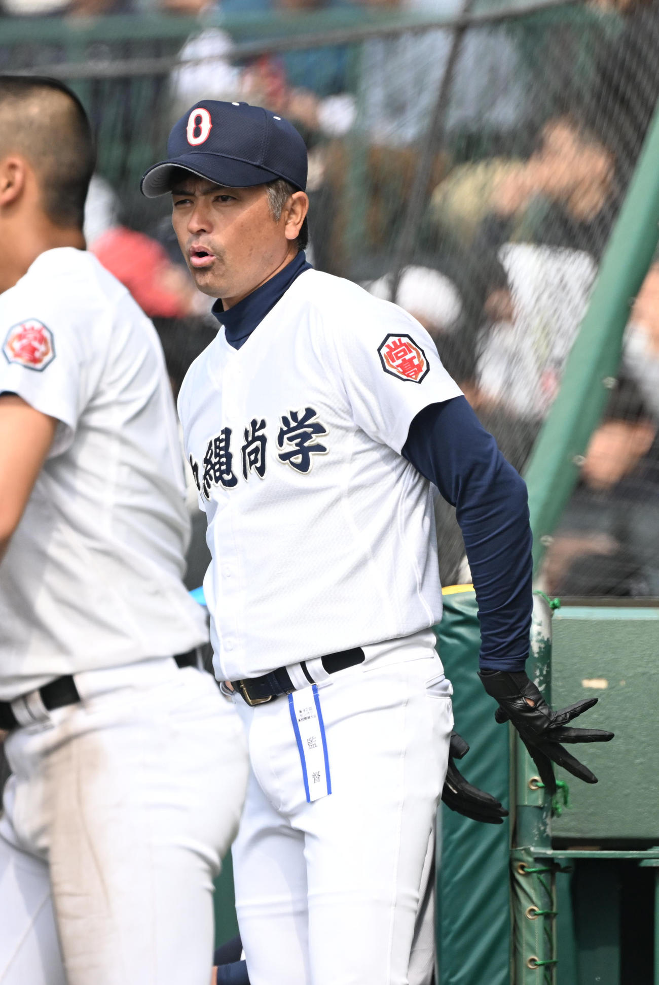 横浜対沖縄尚学、ベンチから指揮を執る沖縄尚学・比嘉監督（撮影・和賀正仁）