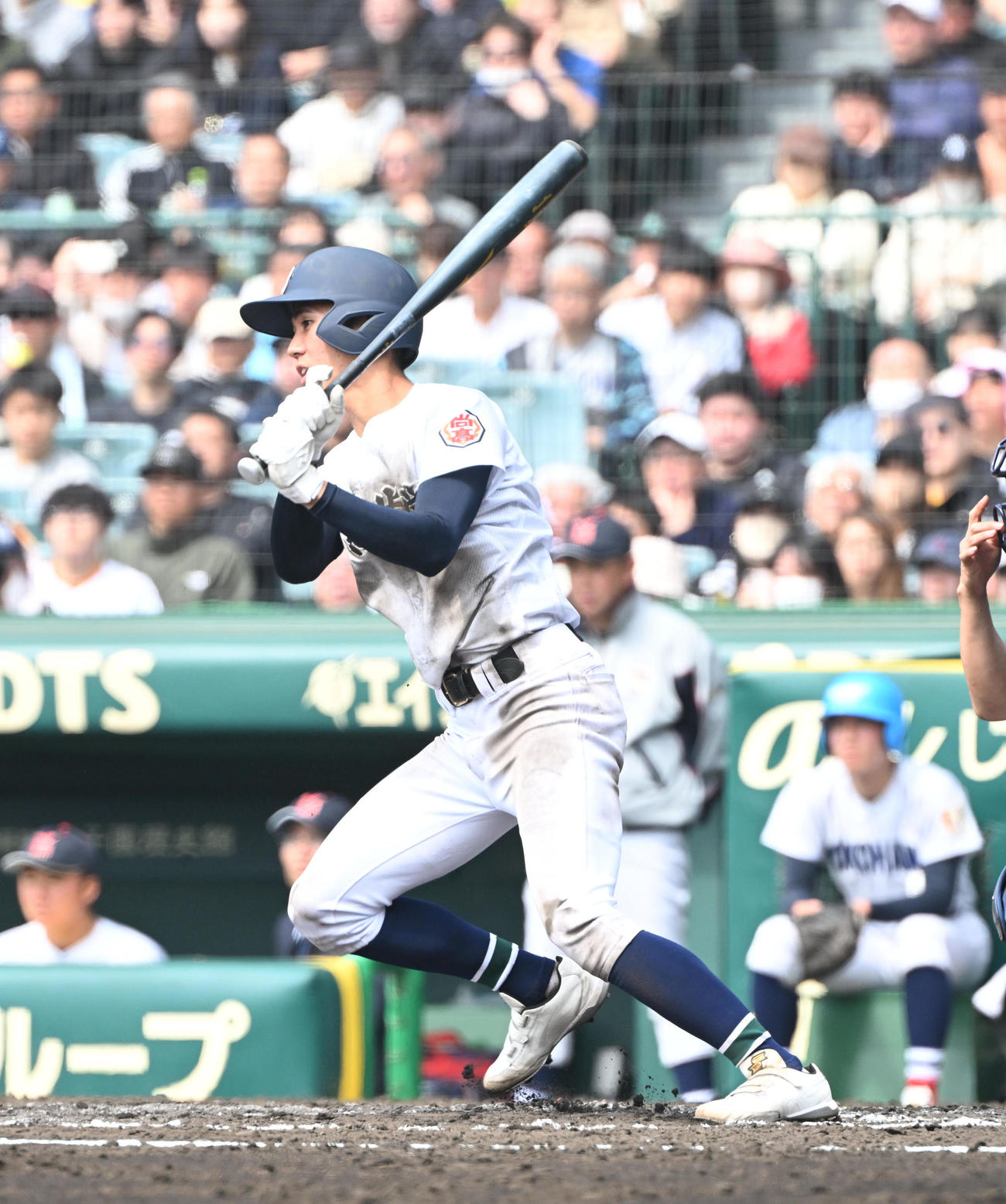 横浜対沖縄尚学、7回裏沖縄尚学1死二、三塁、中前適時打を放つ比嘉（撮影・和賀正仁）