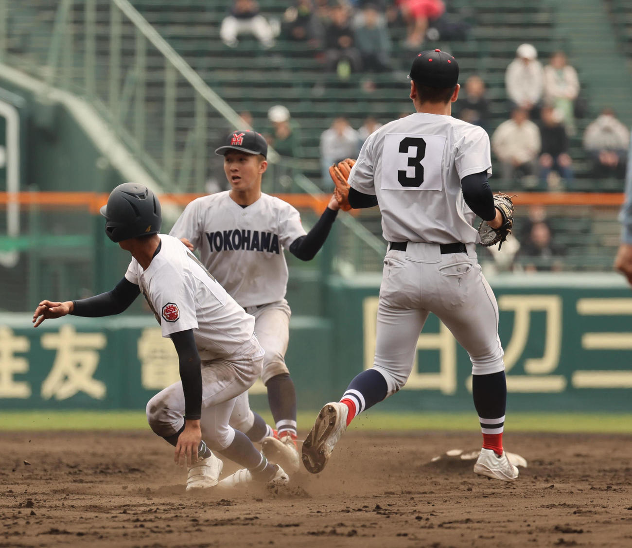 横浜対沖縄尚学　7回裏沖縄尚学1死一、三塁、打者阿波根の時、一塁けん制で比嘉が挟まれる間に宮城が生還する（撮影・宮崎幸一）