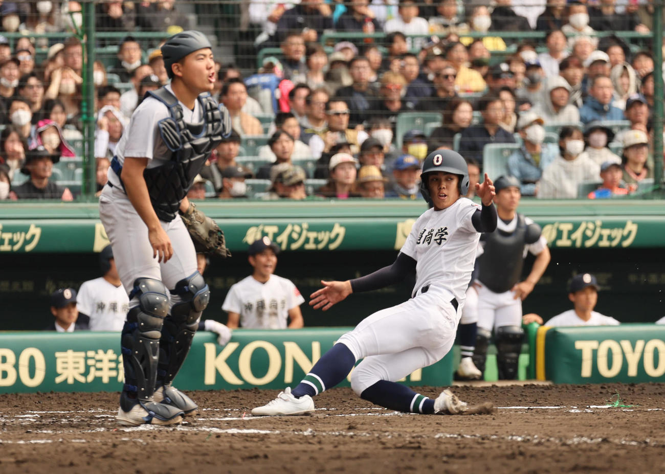 横浜対沖縄尚学　7回裏沖縄尚学1死一、三塁、打者阿波根の時、一塁けん制で比嘉が挟まれる間に宮城が生還する（撮影・宮崎幸一）