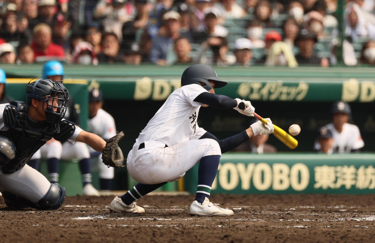 横浜対沖縄尚学　8回裏沖縄尚学無死一、三塁、山川はドラッグバントで投手奥村の頭を越し、1点差に詰め寄る（撮影・宮崎幸一）