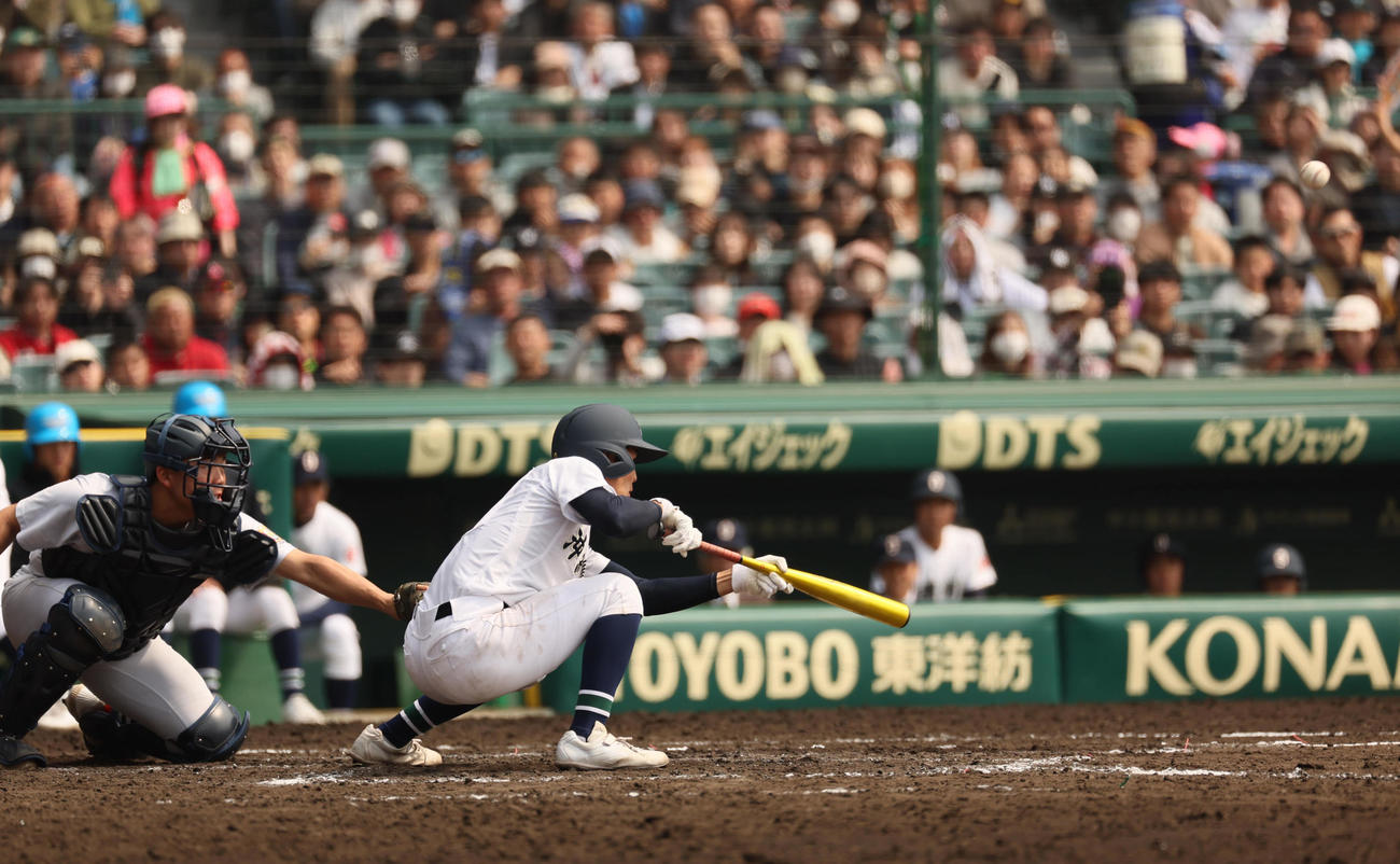 横浜対沖縄尚学　8回裏沖縄尚学無死一、三塁、山川はドラッグバントで投手奥村の頭を越し、1点差に詰め寄る（撮影・宮崎幸一）