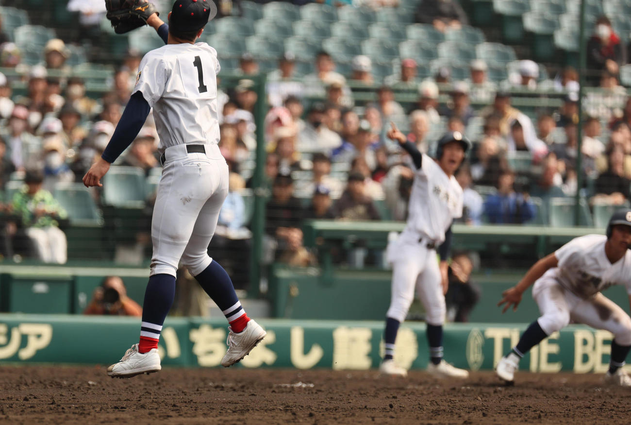 横浜対沖縄尚学　8回裏沖縄尚学無死一、三塁、山川はドラッグバントで投手奥村の頭を越し、1点差に詰め寄る（撮影・宮崎幸一）