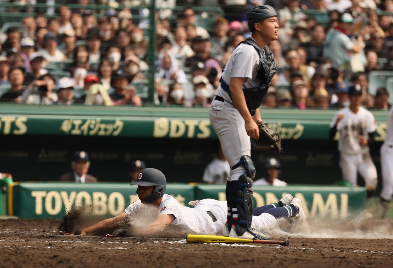 横浜対沖縄尚学　8回裏沖縄尚学無死一、三塁、山川はドラッグバントで投手奥村の頭を越し安谷屋が生還。1点差に詰め寄る（撮影・宮崎幸一）