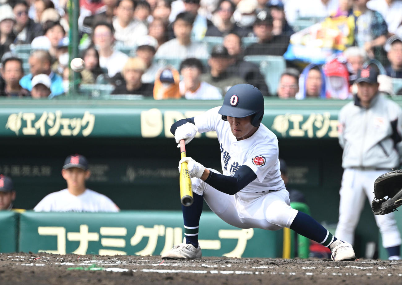 横浜対沖縄尚学、8回裏沖縄尚学無死一、三塁、スクイズを成功させる山川（撮影・和賀正仁）
