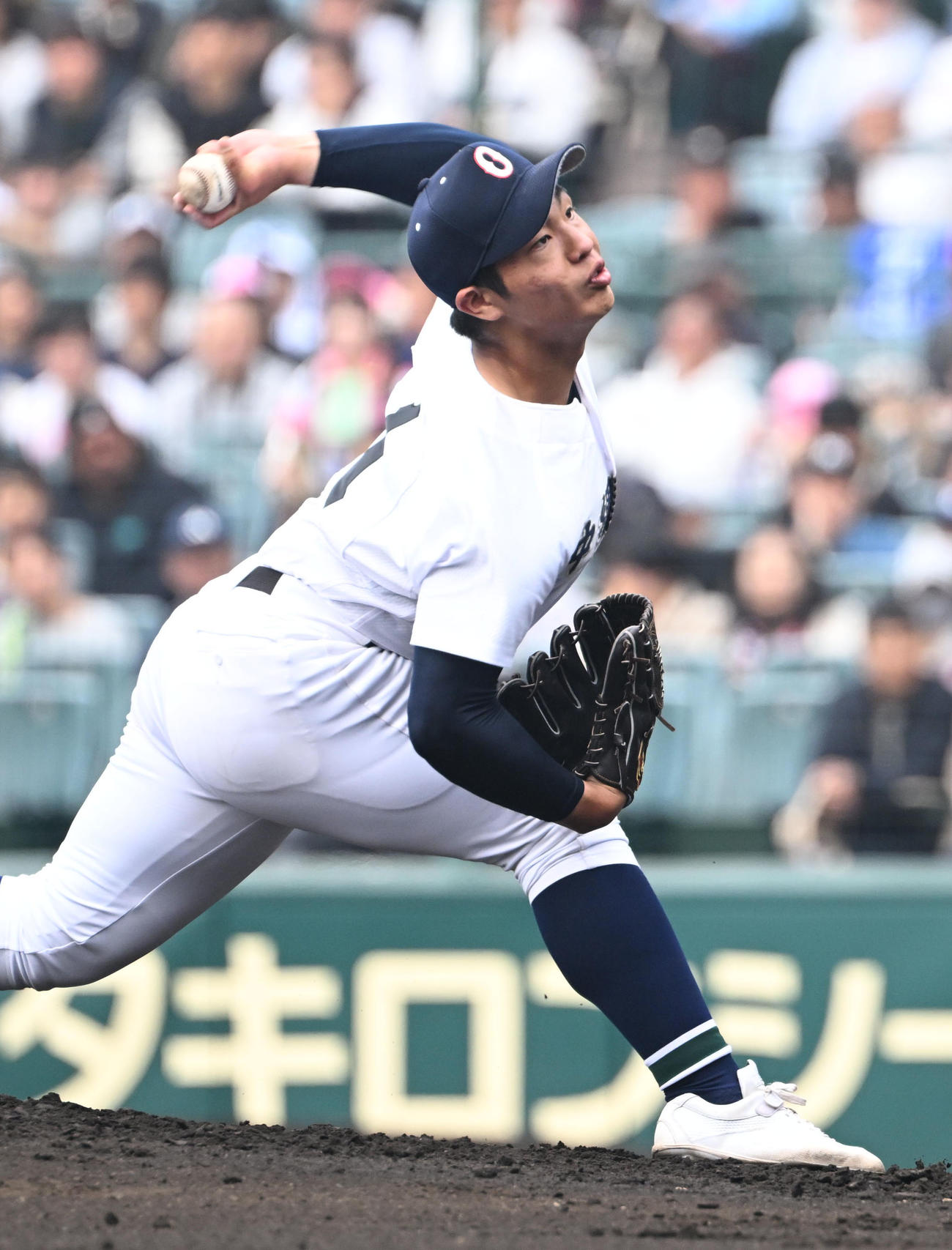 横浜対沖縄尚学、2回から登板する沖縄尚学・末吉（撮影・和賀正仁）