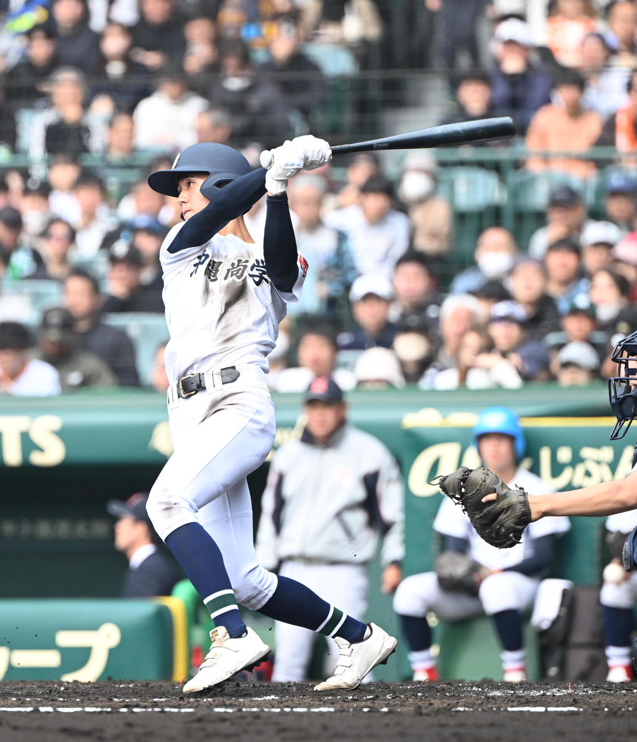 横浜対沖縄尚学、3回裏沖縄尚学2死二塁、中越え適時三塁打を放つ比嘉（撮影・和賀正仁）