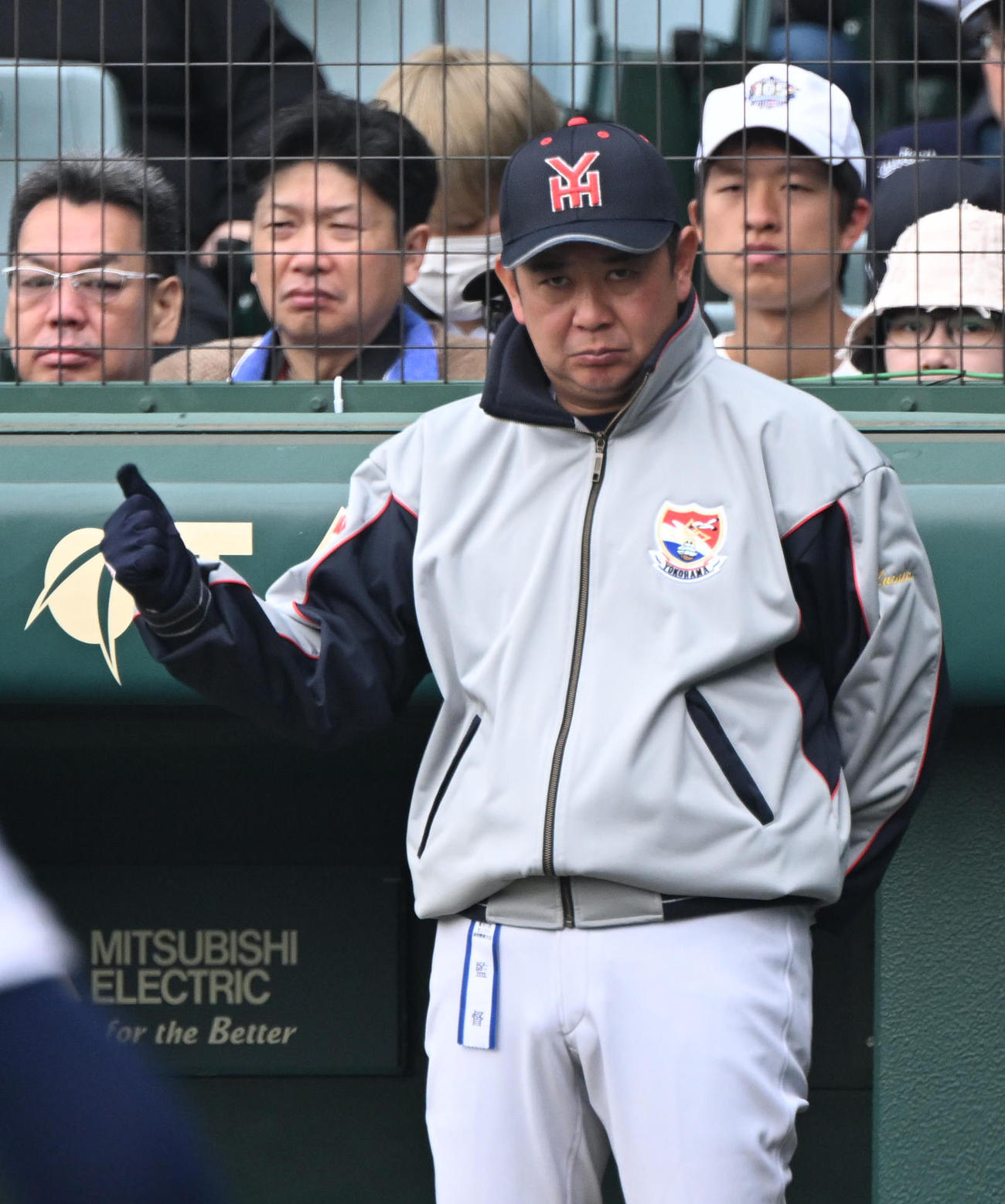 横浜対沖縄尚学、ベンチから指揮を執る横浜・村田監督（撮影・和賀正仁）
