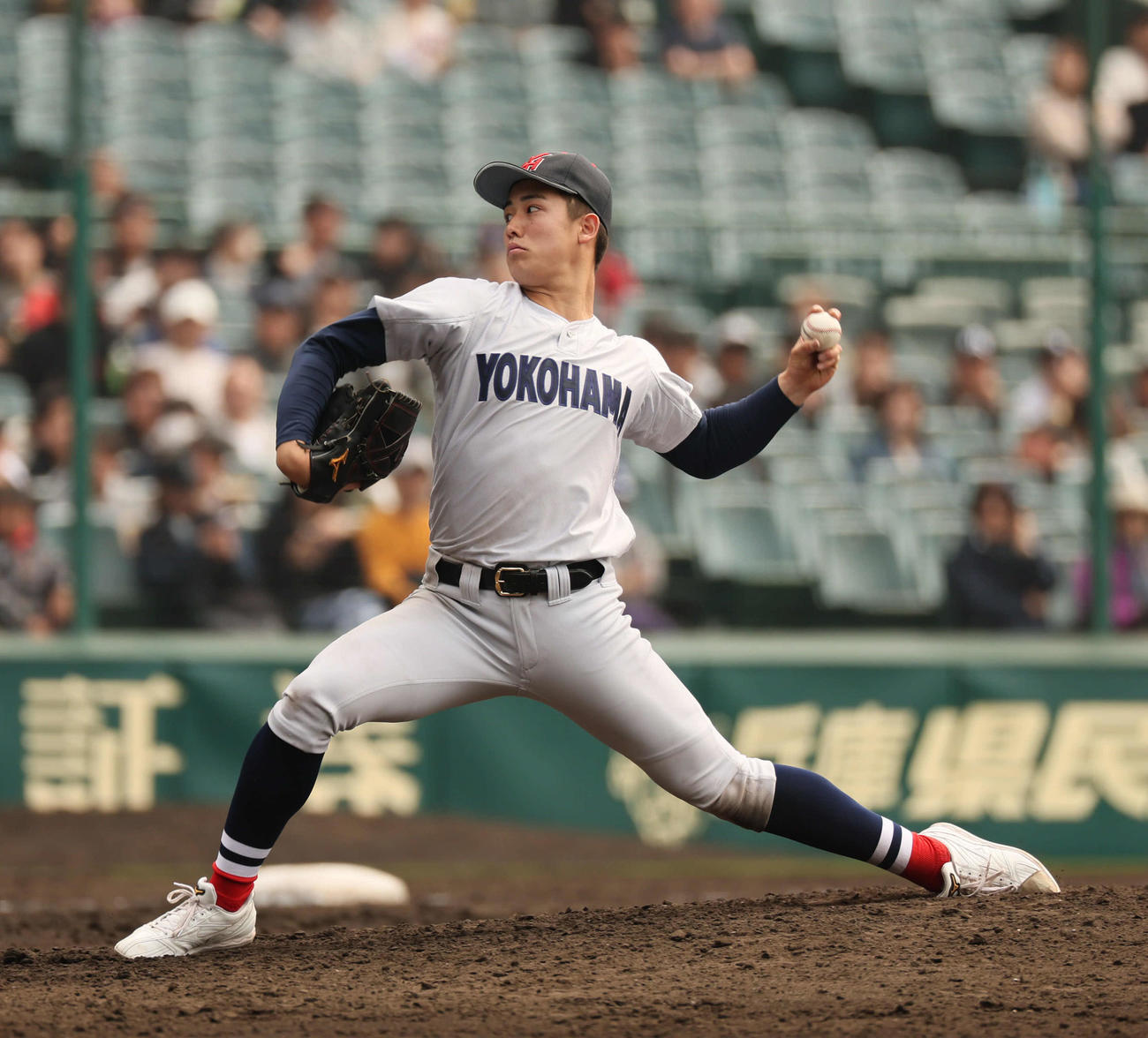 横浜対沖縄尚学　最後を締めた横浜奥村（撮影・宮崎幸一）