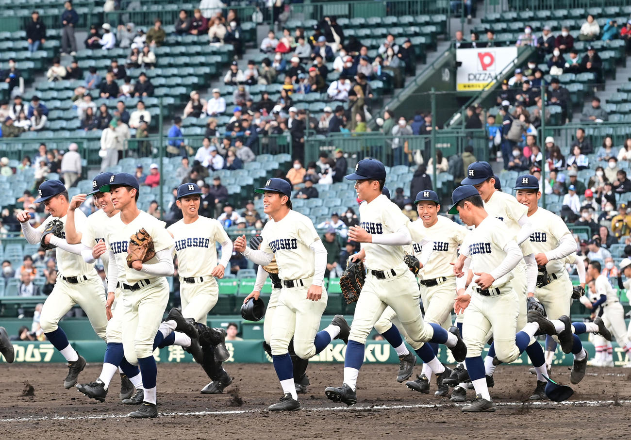 広島商対東洋大姫路　東洋大姫路に勝利し応援団にあいさつに向かう広島商ナイン（撮影・和賀正仁）