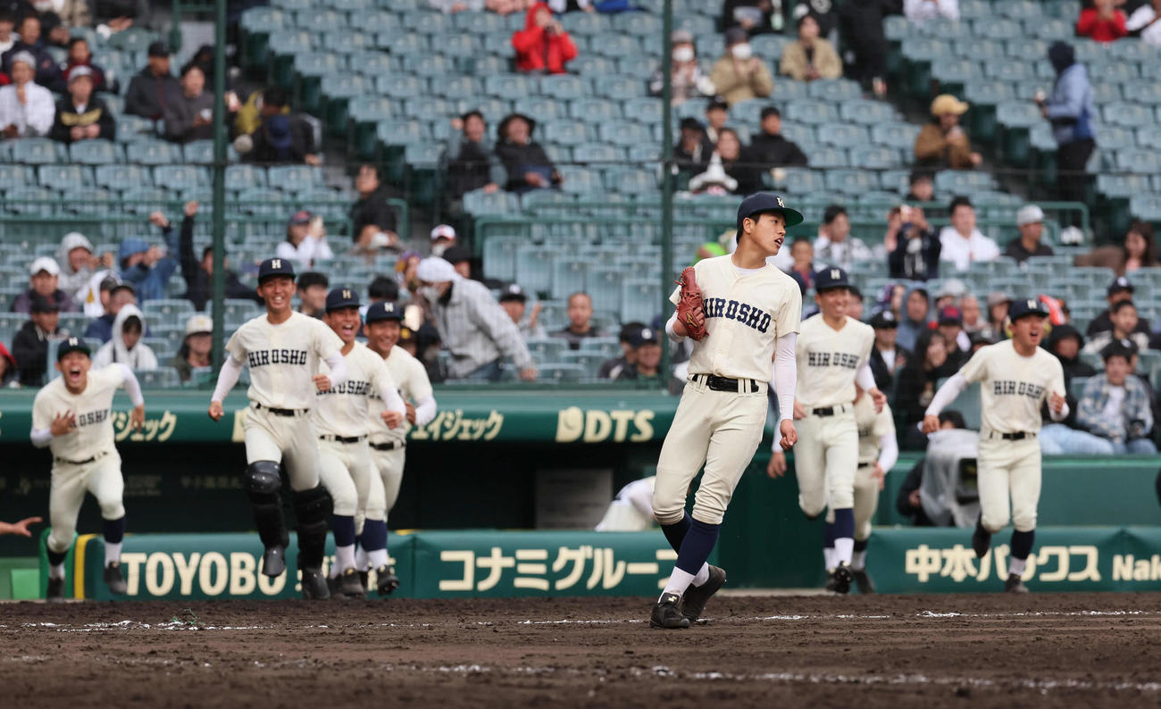 広島商対東洋大姫路　最後を締めた広島商片岡に集まる広島商ナイン（撮影・宮崎幸一）