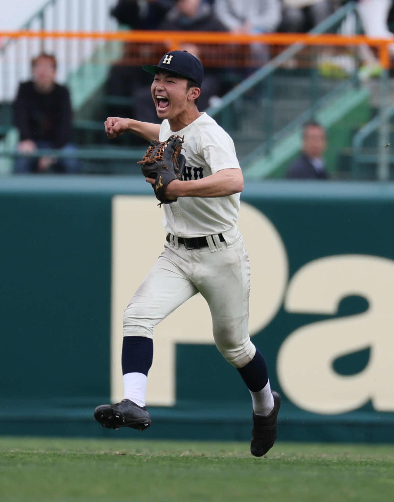 広島商対東洋大姫路　9回裏東洋大姫路2死、広島商三田は最後の打者渡辺拓を中飛にとりガッツポーズ（撮影・宮崎幸一）