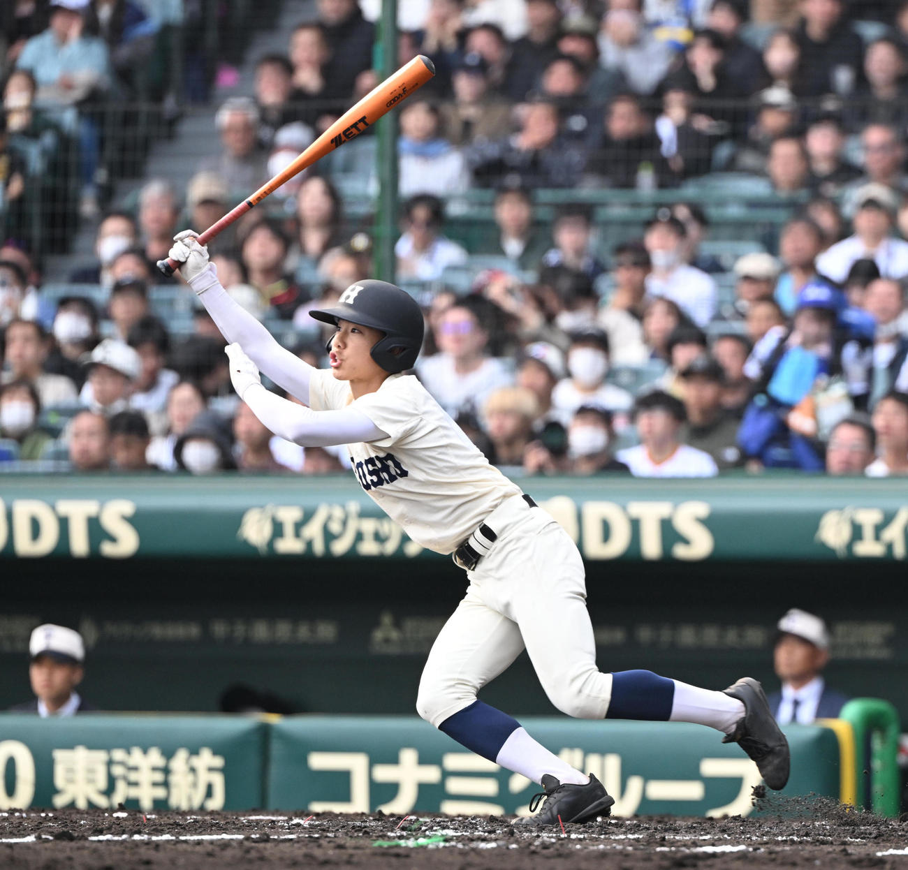 広島商対東洋大姫路　2回表広島商1死満塁、左中間に走者一掃の適時三塁打を放つ西村（撮影・和賀正仁）