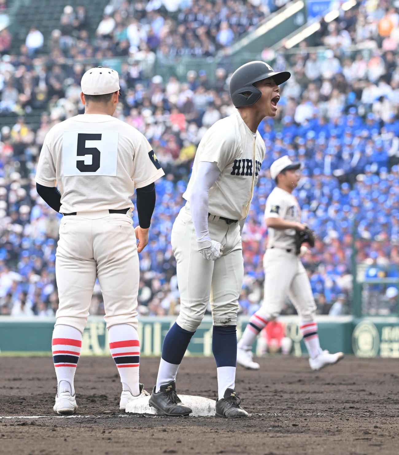 広島商対東洋大姫路　2回表広島商1死満塁、左中間に走者一掃の適時三塁打を放ちほえる西村（撮影・和賀正仁）