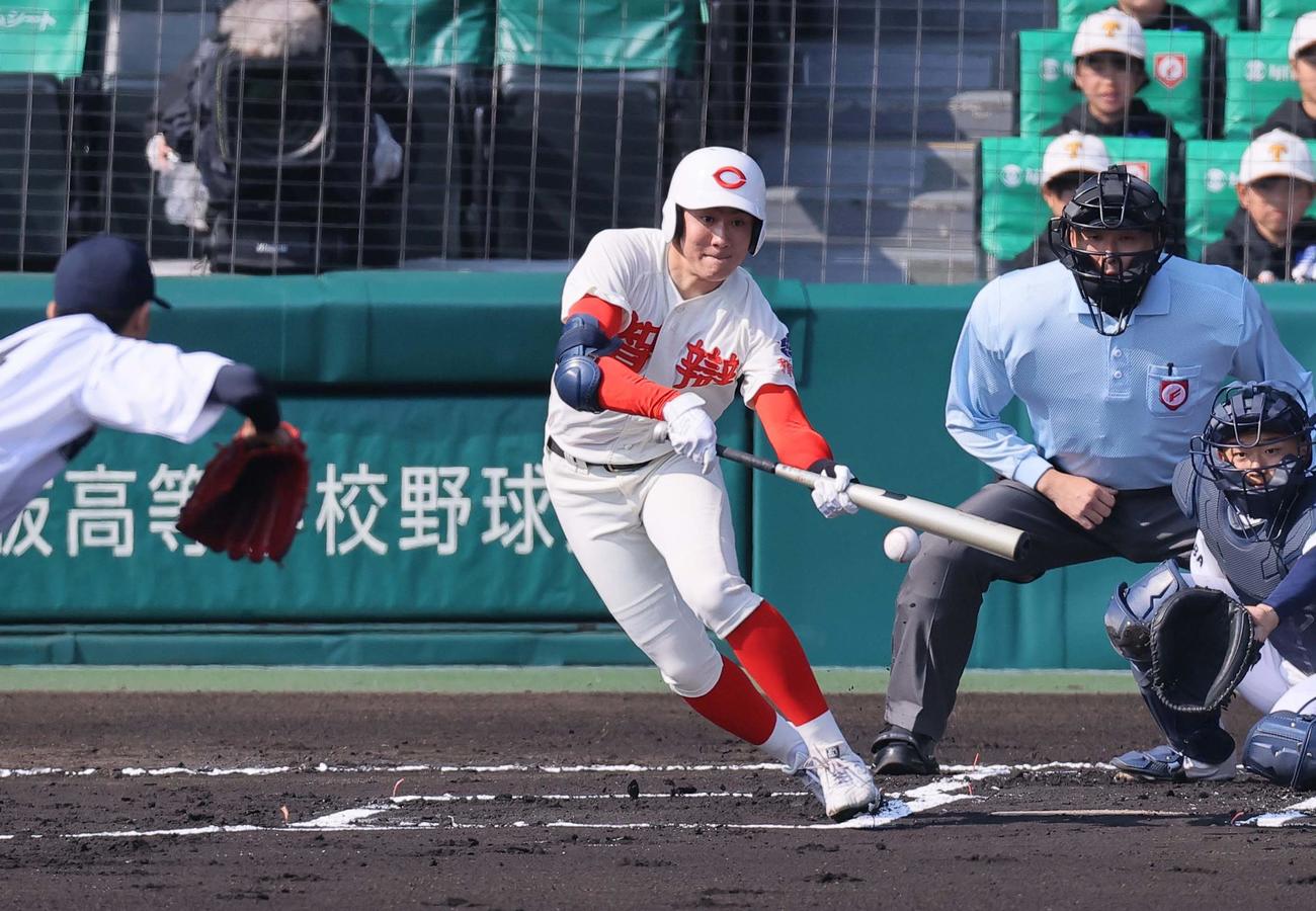 バント安打を成功させる智弁和歌山・藤田一波（2025年3月21日撮影）