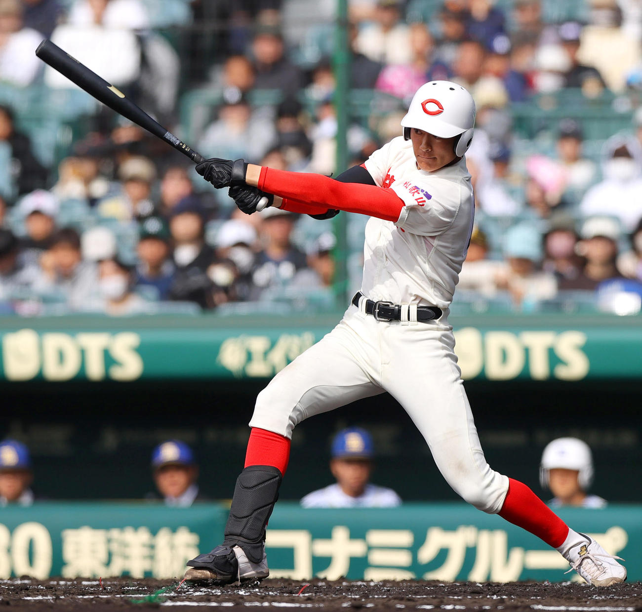 智弁和歌山対エナジックスポーツ　2回表智弁和歌山2死二、三塁、奥は左前適時打を放つ（撮影・上山淳一）