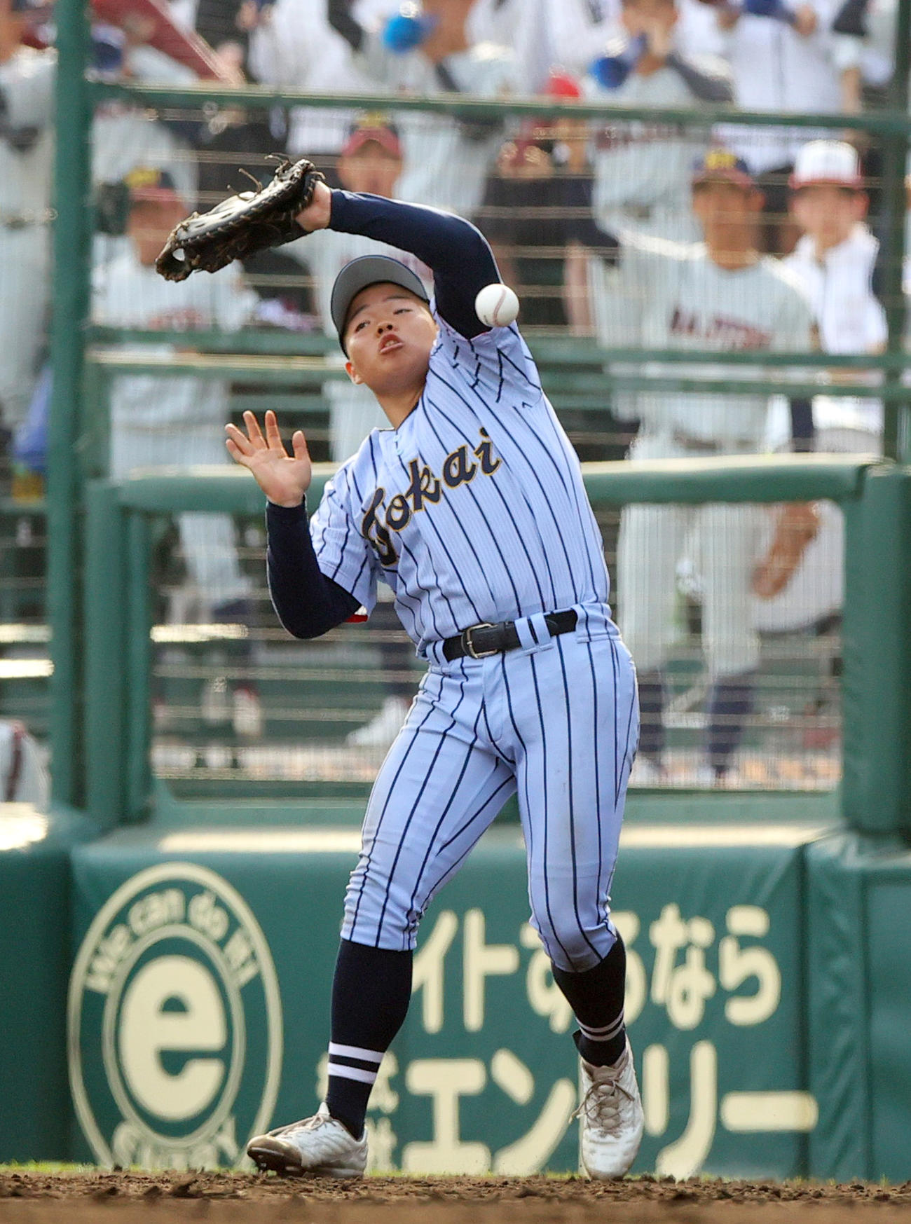 浦和実対東海大札幌　3回表浦和実2死一、二塁、一塁手・太田馬は工藤の飛球を落球し失点する（撮影・上山淳一）