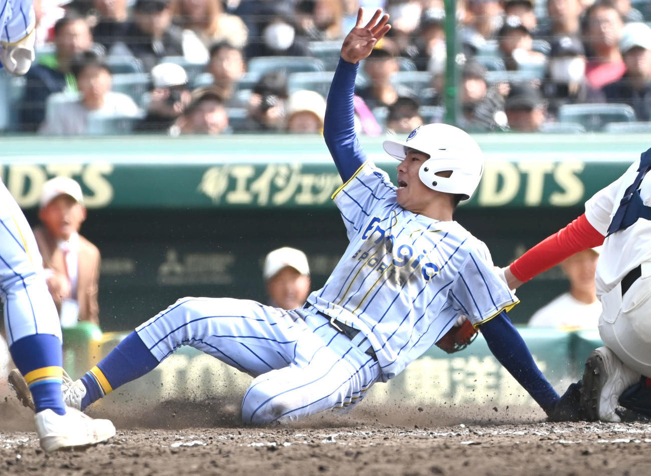 智弁和歌山対エナジックスポーツ　4回裏エナジックスポーツ1死一塁、福本の中犠飛で生還する平良（撮影・石井愛子）
