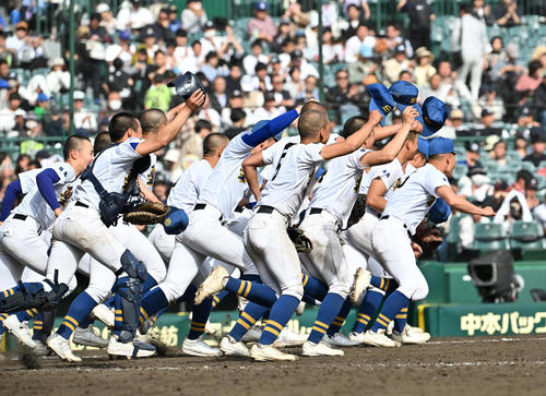 聖光学院対早実 早実に勝利しアルプスに駆け出す聖光学院ナイン(撮影・石井愛子)