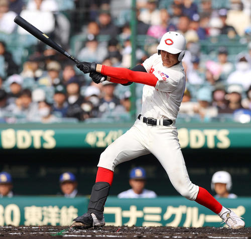 智弁和歌山対エナジックスポーツ 2回表智弁和歌山2死二、三塁、奥は左前適時打を放つ(撮影・上山淳一)