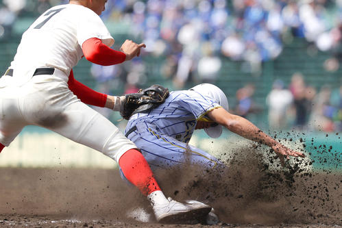 智弁和歌山対エナジックスポーツ 5回裏エナジックスポーツ2死二塁、三盗を決めるイーマン(撮影・上山淳一)